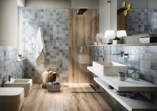 Petite salle de bains en longueur. Douche, imitation bois rustique et carrelage mural bleu vintage.