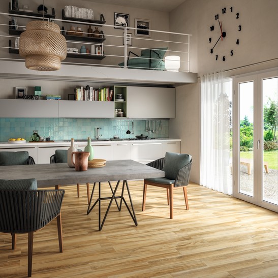 Cuisine ouverte dans des tons de beige et de vert avec grès cérame imitation bois moderne.