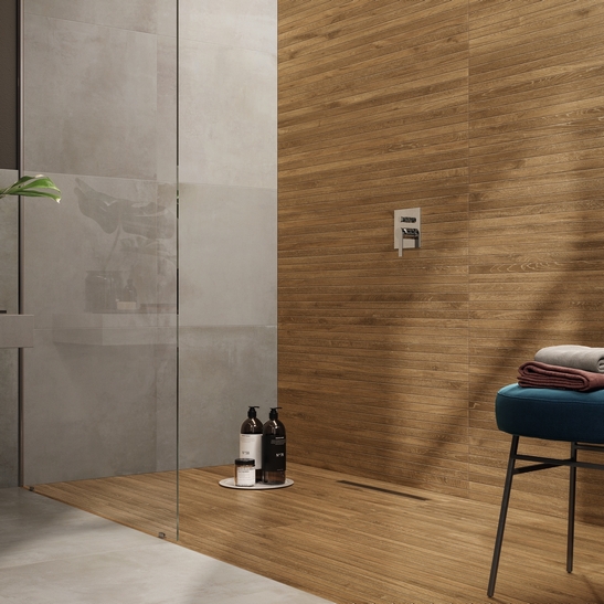 Salle de bains moderne style industriel avec douche et effet béton gris et bois de luxe.