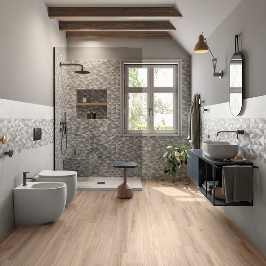 Modernes Badezimmer mit Boden Holzoptik und Wandfliesen Tapetenoptik Modernes Badezimmer mit Boden Holzoptik und Wandfliesen Tapetenoptik