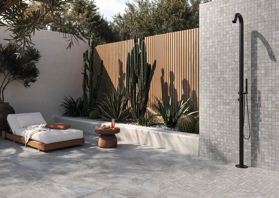 Moderner Außenbereich mit Garten, Dusche aus Mosaik unf Boden mit grauem Steinoptik 