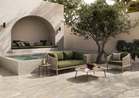 Moderner Außenbereich mit Garten, Mosaik Schwimmbad und beigem Boden in Steinoptik Moderner Außenbereich mit Garten, Mosaik Schwimmbad und beigem Boden in Steinoptik