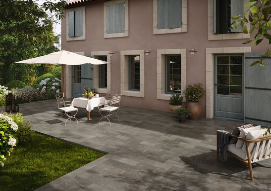 Terrasse in traditionellem Stil mit Boden Steinoptik