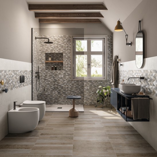 Modernes Badezimmer mit Dusche, Holzoptik Feinsteinzeug in beigen und weißen Tönen