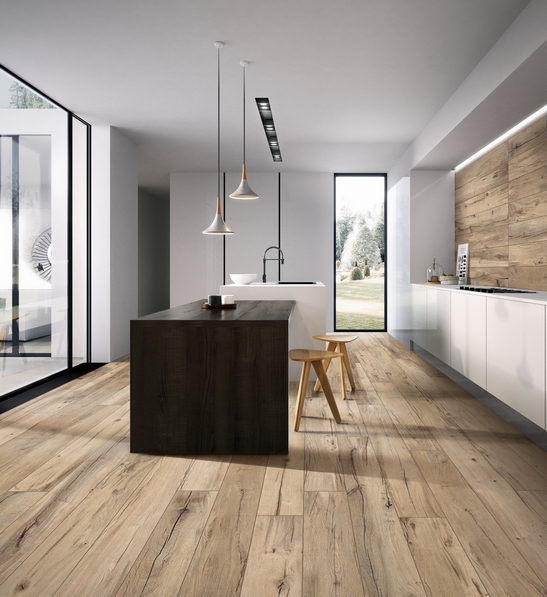 Minimale moderne Küche mit Insel. Weiß, Grau und Holzeffekt für einen modernen Touch