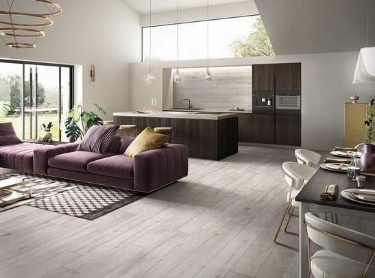 Soggiorno moderno open space, pavimento in gres effetto legno grigio elegante