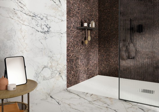 Luxuriöses, klassisch-modernes Badezimmer mit brauner Mosaikdusche, Marmorboden und -wandfliesen
