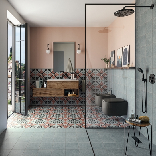 Farbiges Badezimmet mit Dusche. Blaue Cementinaoptik mit Steinoptik und Rosa Vintage Dekorationen