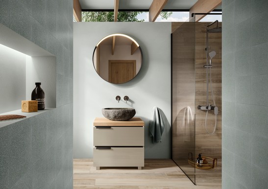 Small, narrow, long bathroom with wood-effect flooring and cement-effect wall covering.