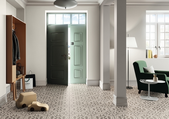 Entrée-séjour classique : sol en grès cérame blanc avec motif vintage.