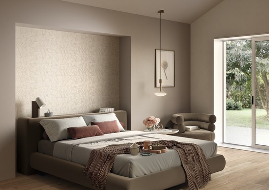 Modernes Schlafzimmer mit Wandverkleidung in Steinoptik