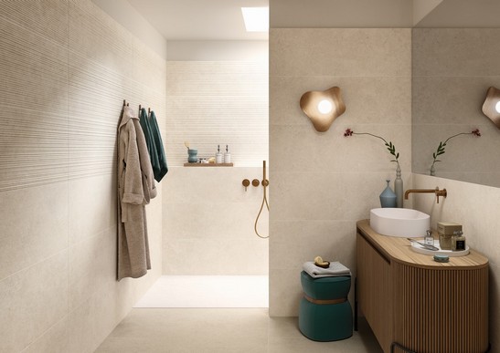 Modernes Vintage-Bad mit Dusche und beigen Fliesen Steinoptik