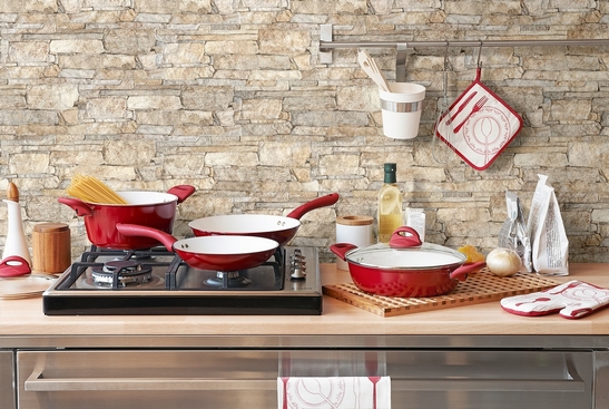 Lineare rustikale Küche mit Steineffekt