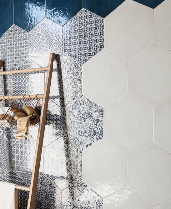 Salle de bains moderne colorée. Hexagone bleu et blanc avec motif vintage de luxe.
