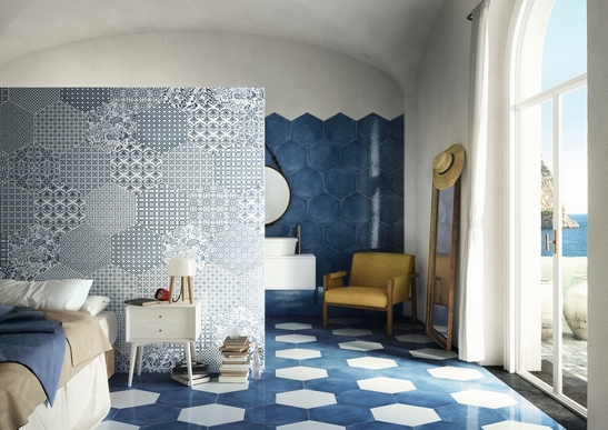 Elegantes, modernes Schlafzimmer, blaue und weiße Sechseckfliesen, Vintage-Dekor