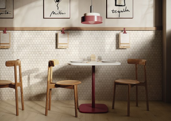 Bar restaurant vintage avec mosaïque blanche