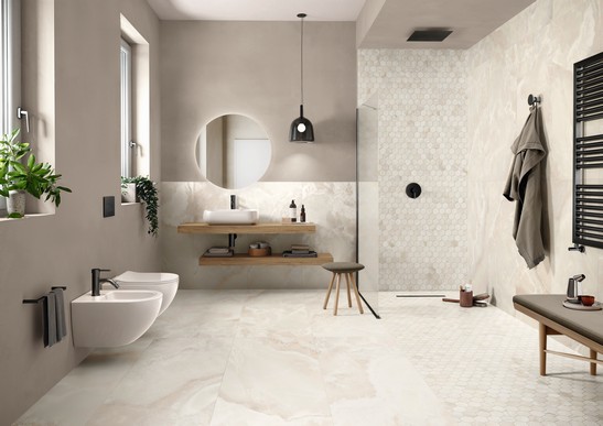 Salle de bains élégante avec douche tons blancs mats