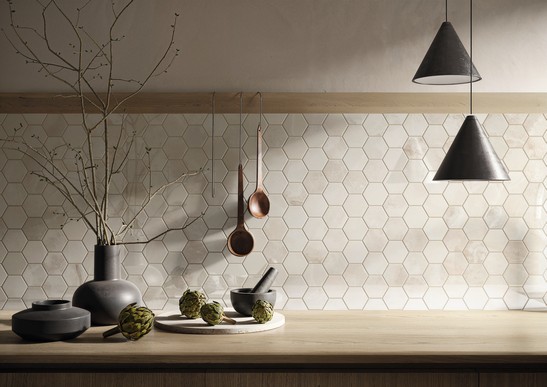 Cuisine moderne linéaire crédence avec mosaïque hexagonale en grès cérame effet marbre blanc