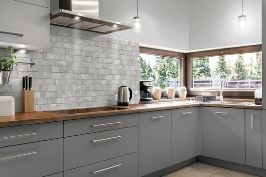Cucina moderna ad angolo con rivestimento effetto pietra grigio