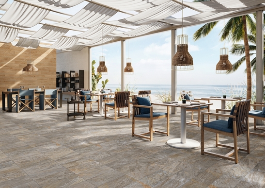 Moderne Terrasse, grauer Steinoptik-Boden, Beige-und Blautöne