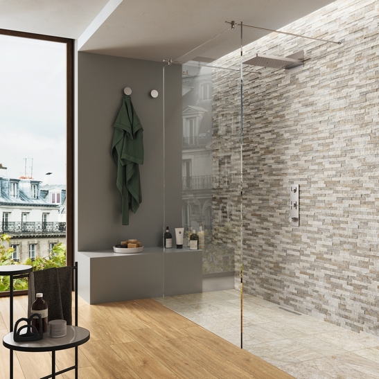 Salle de bains moderne avec douche dans un effet pierre rustique grise et sol en bois beige.