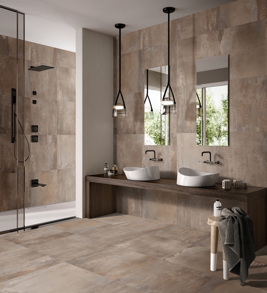 Salle de bains style industriel avec douche. Effet métal beige minimaliste.