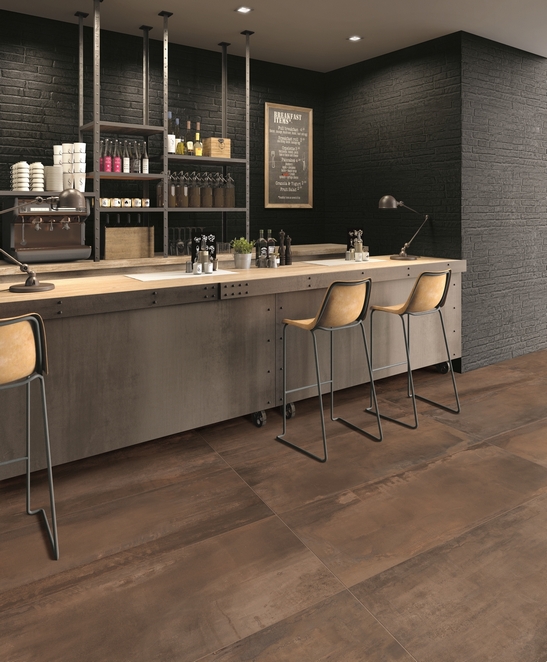Modernes Cafe-Restaurant mit braunem Feinsteinzeugboden in Metalloptik für einen industriellen Touch