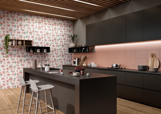Cuisine moderne avec îlot central : carrelage mural rose combiné au noir pour style de luxe.