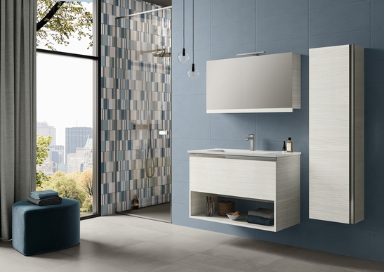 Farbiges Badezimmer mit Dusche. Blaue Fliesen, geometrische Dekorationen und graue Zementoptik