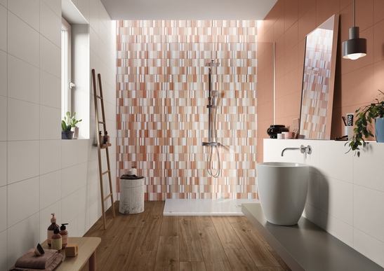 Salle de bains moderne colorée avec douche. Carrelage rose, motif géométrique et bois rustique.