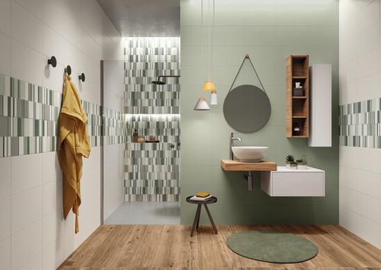 Salle de bains moderne colorée avec douche. Mur vert, motif géométrique et bois rustique.