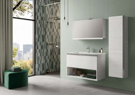 Farbiges Badezimmer mit Dusche. Grüne Fliesen, geometrische Dekorationen und graue Zementoptik