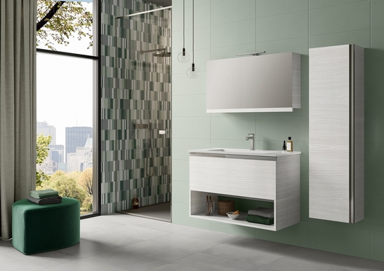 Bagno colorato con doccia. Piastrelle verde, decori geometrici e cemento grigio