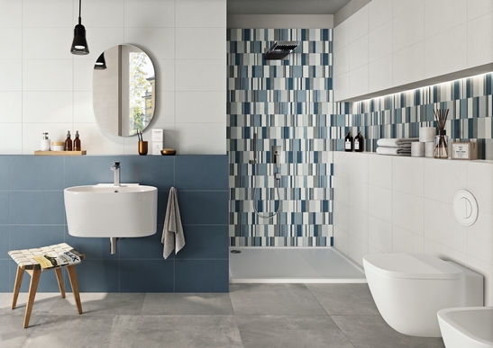 Bagno moderno colorato con doccia. Decori geometrici bianco e blu e cemento grigio