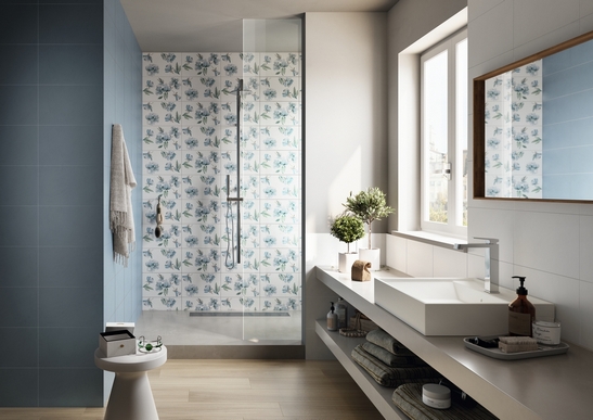 Bagno moderno colorato con doccia. Decori floreali vintage bianco e blu