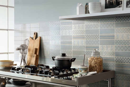 Cucina vintage lineare piccola piastrelle decorate blu