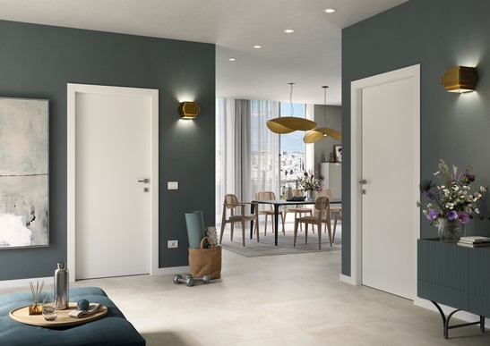Séjour moderne de luxe avec carrelage effet béton blanc et murs colorés