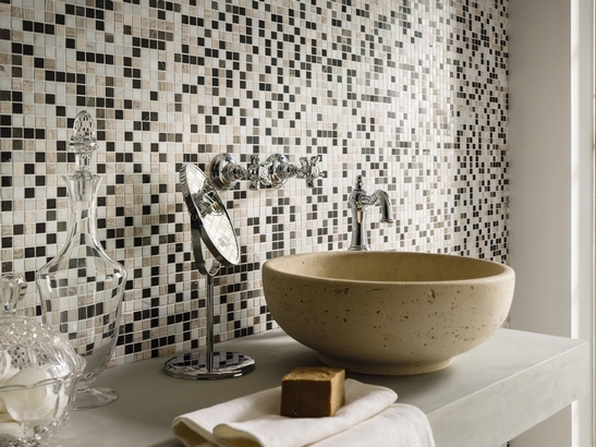 Salle de bains classique de luxe. Une touche vintage grâce à la mosaïque noire, blanche et beige.