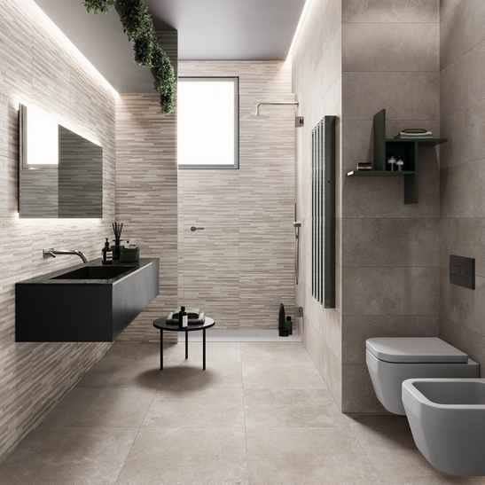 Petite salle de bains moderne en longueur avec douche. Effet pierre grise minimaliste.