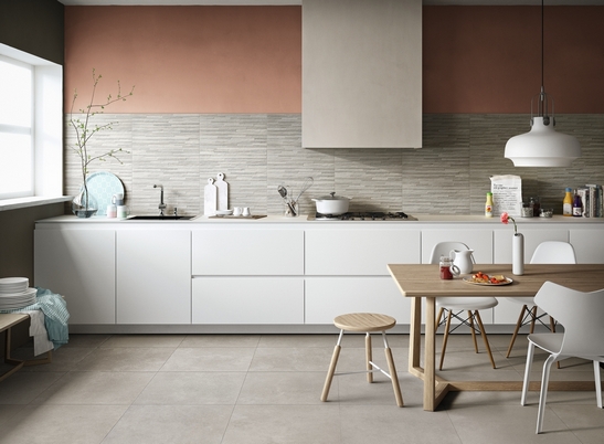 Cuisine moderne linéaire dans des tons de gris effet pierre-béton et rose.