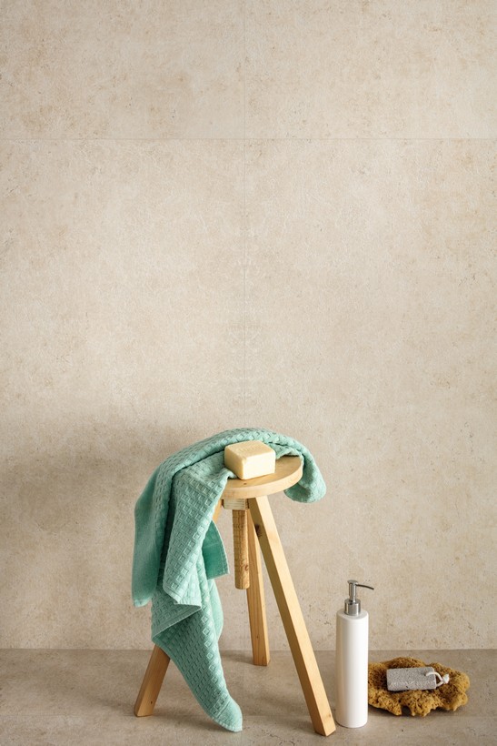 Salle de bains moderne avec sols en grès cérame effet pierre beige pour un style minimaliste