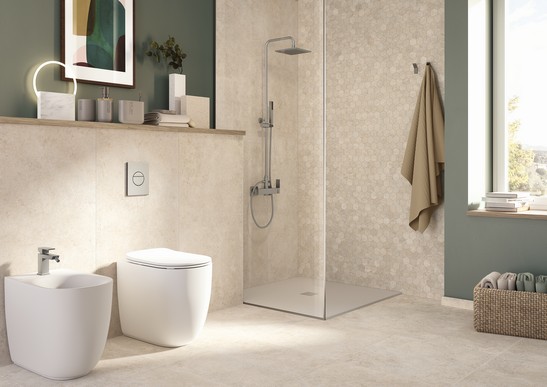 Salle de bains moderne avec douche et sol effet pierre beige de luxe