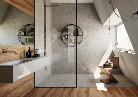 Modernes luxuriöses Badezimmer mit Dusche. Rustikales Holz und minimalistische grauer Steinoptik