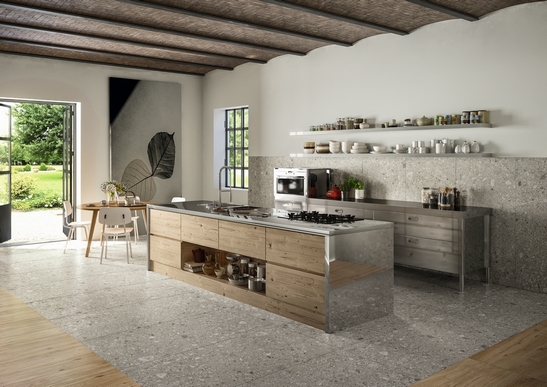Luxuriöse moderne Küche in Beige- und Grautönen. Holz- und Steineffekte für einen rustikalen Touch