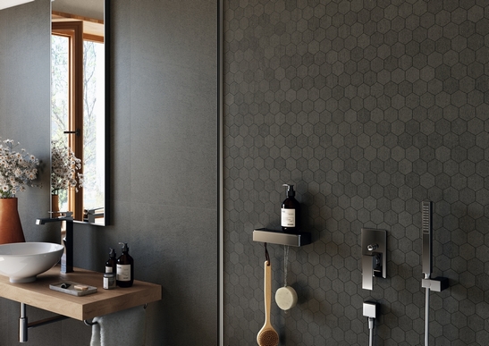 Luxuriöses Badezimmer mit Dusche. Minimalistische schwarze Steinoptik