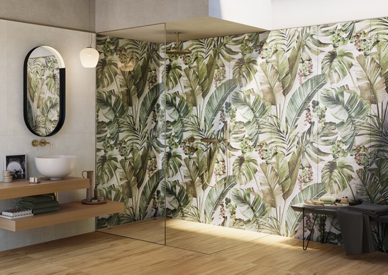 Salle de bains moderne avec grès cérame effet papier peint floral vert et sol imitation bois.