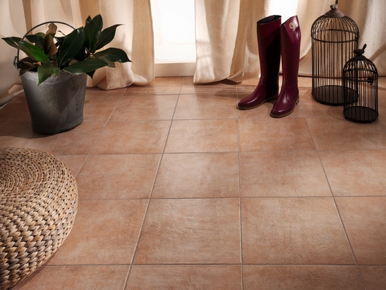 Klassisches Wohnzimmer mit rustikalem Feinsteinzeugboden in Cotto-Optik