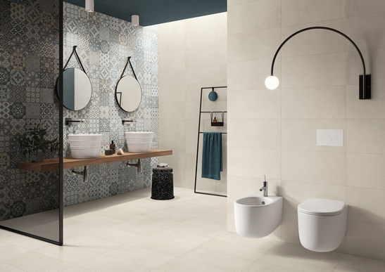 Modernes Luxuriöses Badezimmer mit Dusche. Vintage-Dekorationen in blauer und weißer Zementoptik.