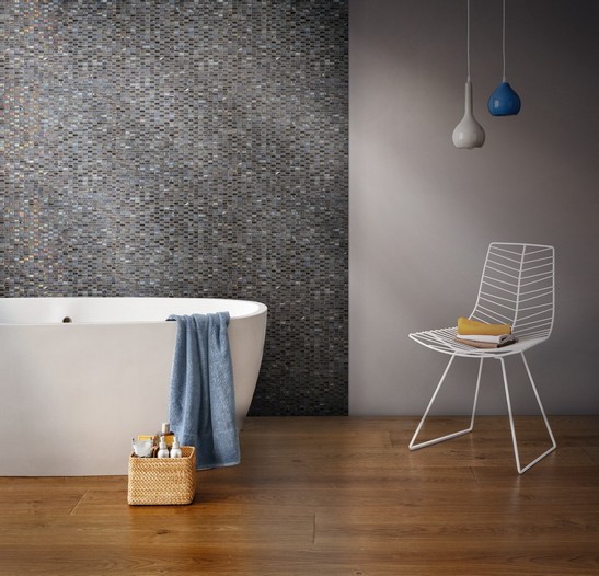Salle de bains moderne minimaliste de luxe avec baignoire, mosaïque noire, sol effet bois