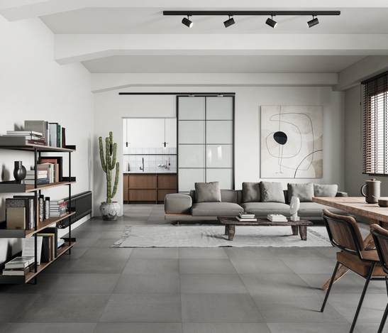 Soggiorno moderno: pavimento gres effetto cemento grigio minimal e toni del bianco
